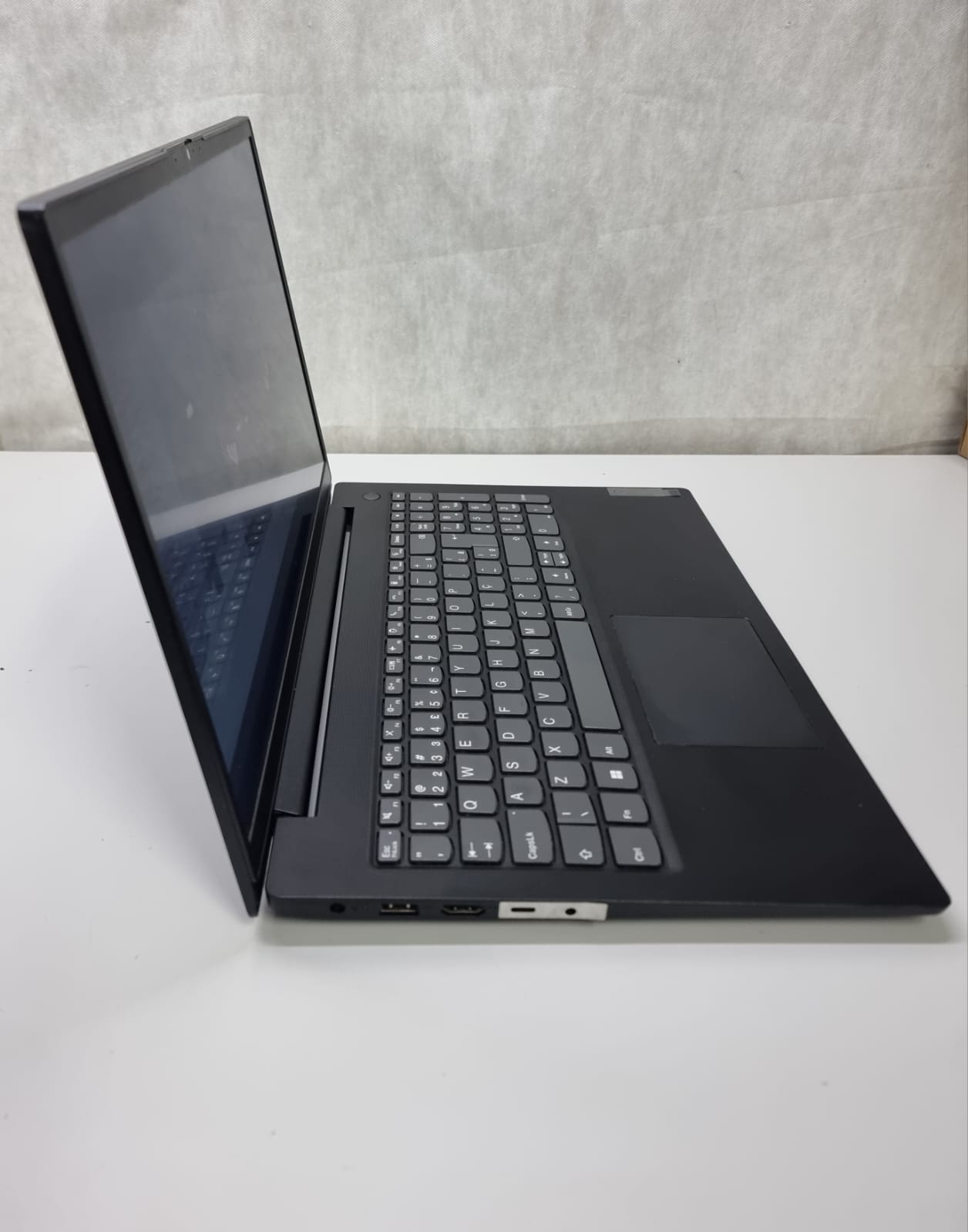 Notebook Lenovo V15G3 82UM - Intel I5-1235U, 8GB DDR4, 256GB NVMe, 15.6"