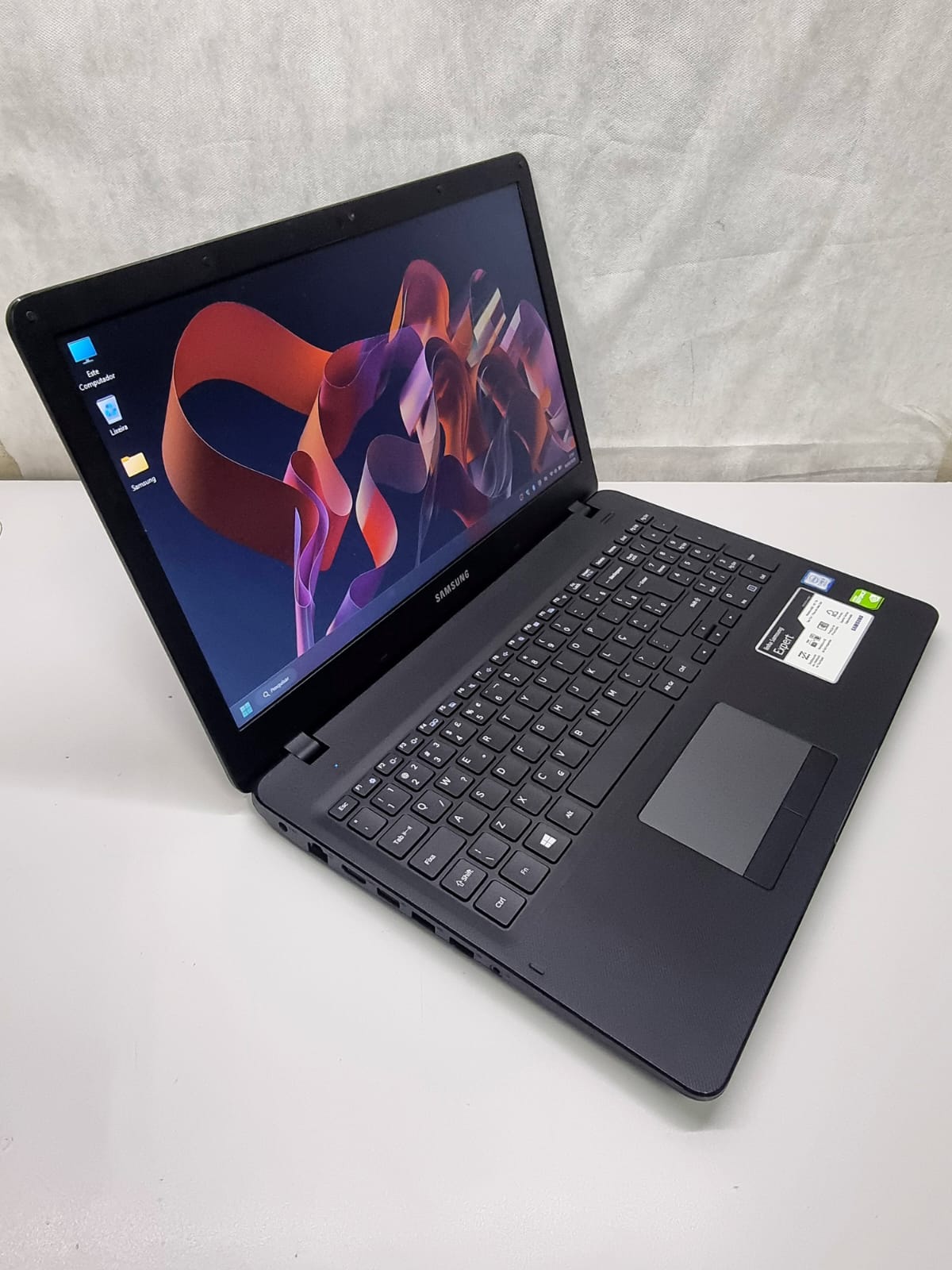 Notebook Samsung Samsung NP300E - Intel I5-7200U, 8GB DDR4, 128GB NVMe + 1TB HDD, 15.6"