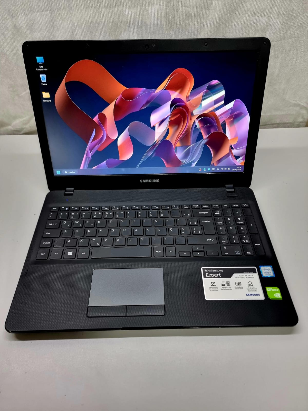 Notebook Samsung Samsung NP300E - Intel I5-7200U, 8GB DDR4, 128GB NVMe + 1TB HDD, 15.6"