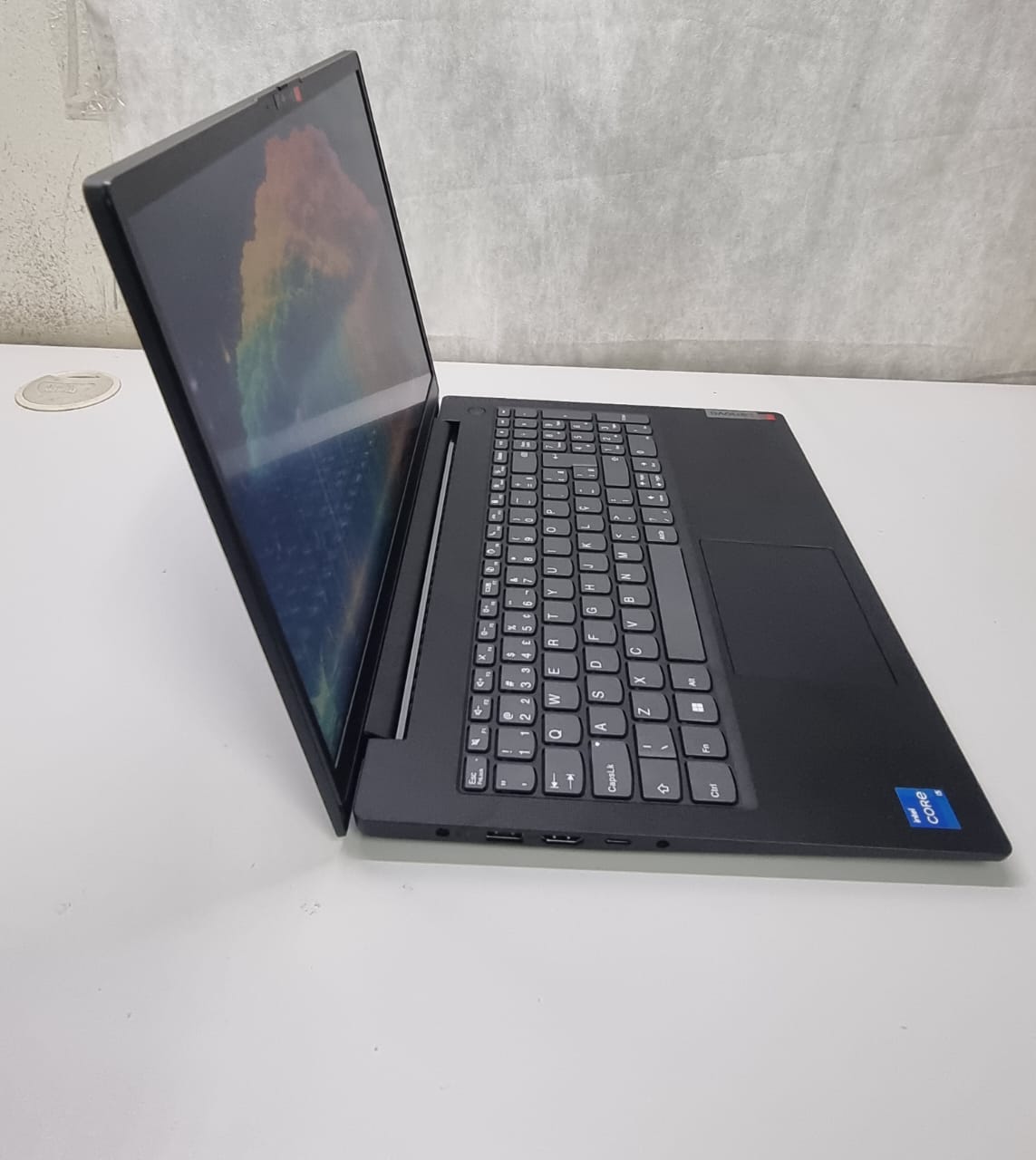Notebook Lenovo V15G5 83UW - Intel I5-13420H, 8GB DDR5, 256GB NVMe, 15.3"