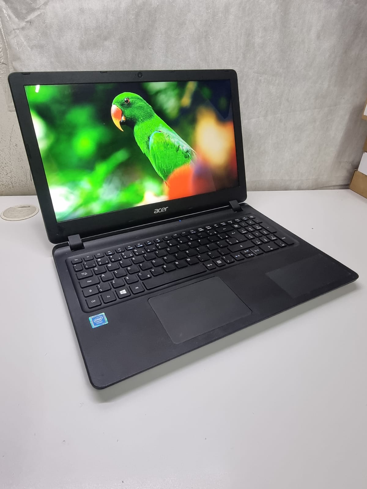 Notebook Acer Aspire ES1-572 - Intel I3-6006U, 8GB DDR4, 240GB SSD, 15.6"